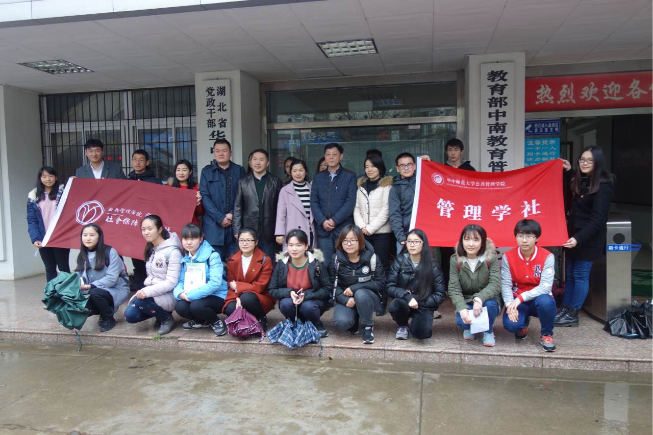 学社成员与诸位老师合影庆祝学社成立