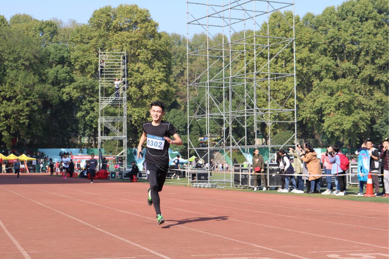 公共管理学院预科生在男子400米比赛中冲刺