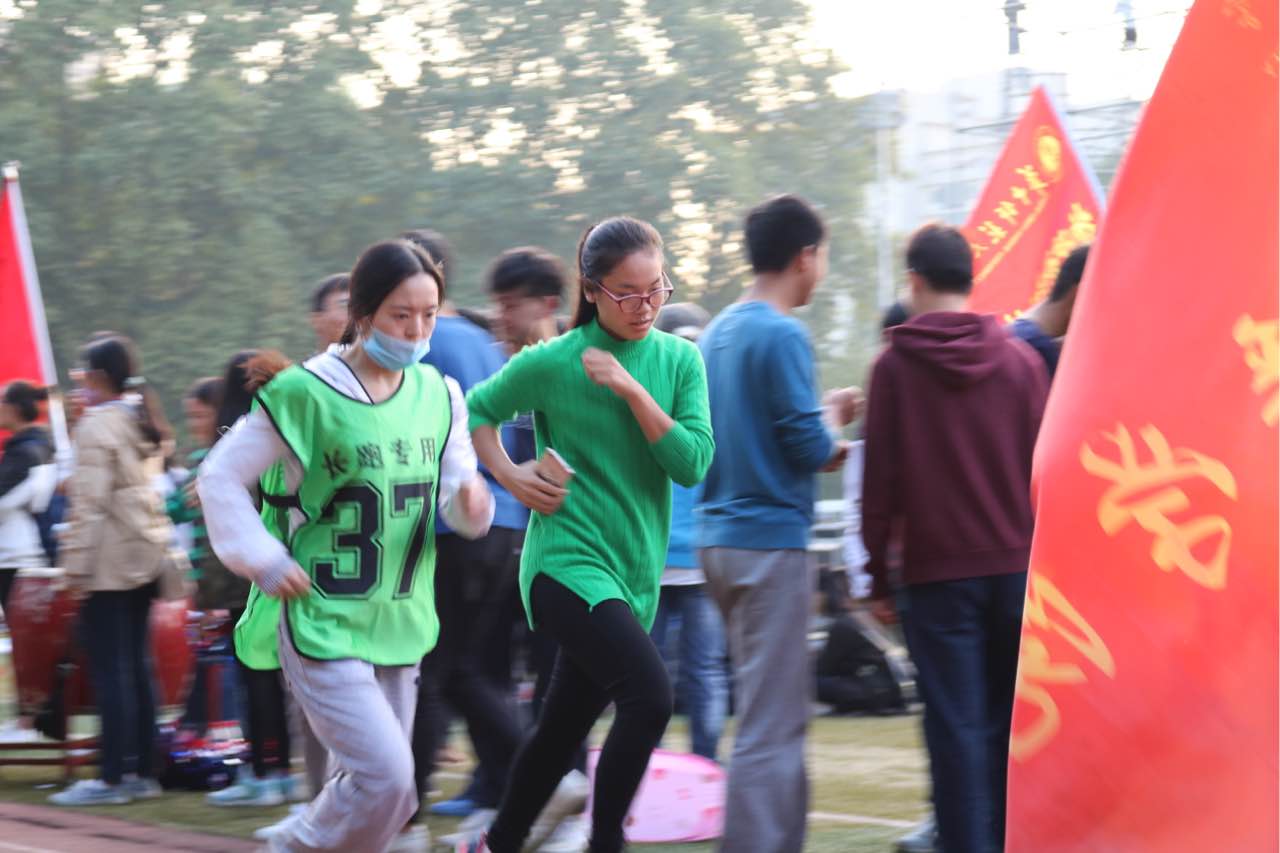 公共管理学院研究生认真参加女子3000米比赛