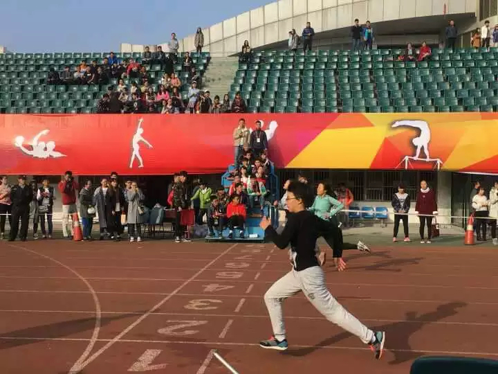 公共管理学院本科生在女子100米比赛中全力冲刺