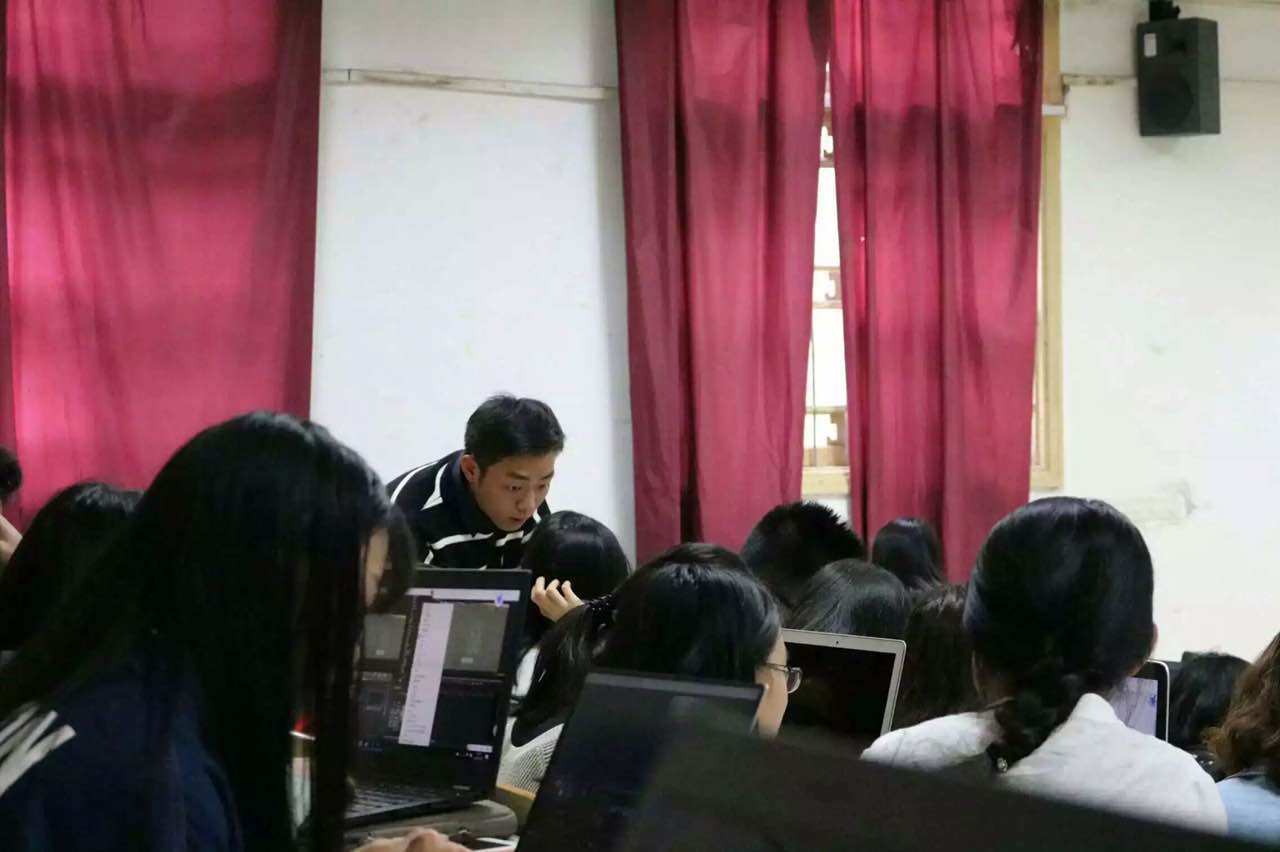 王芮进行操作上的指导