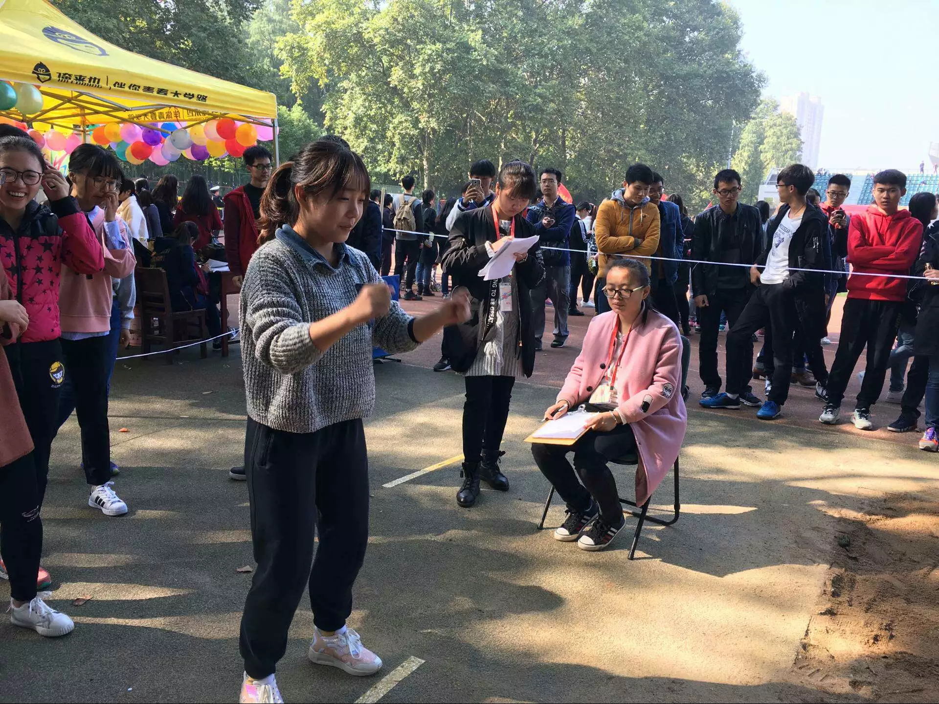 公共管理学院本科生在立定跳远