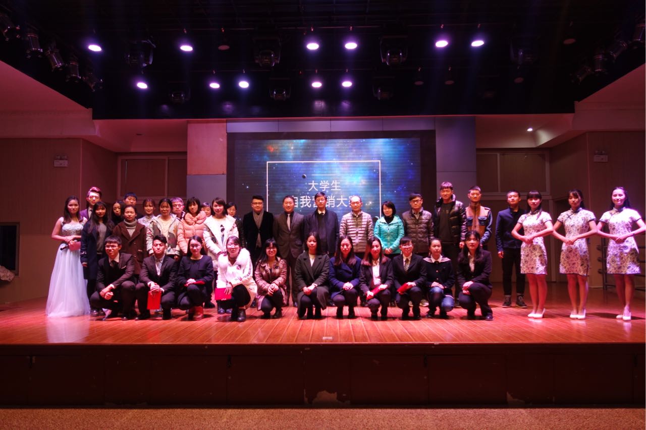 评委们与选手们合影留念