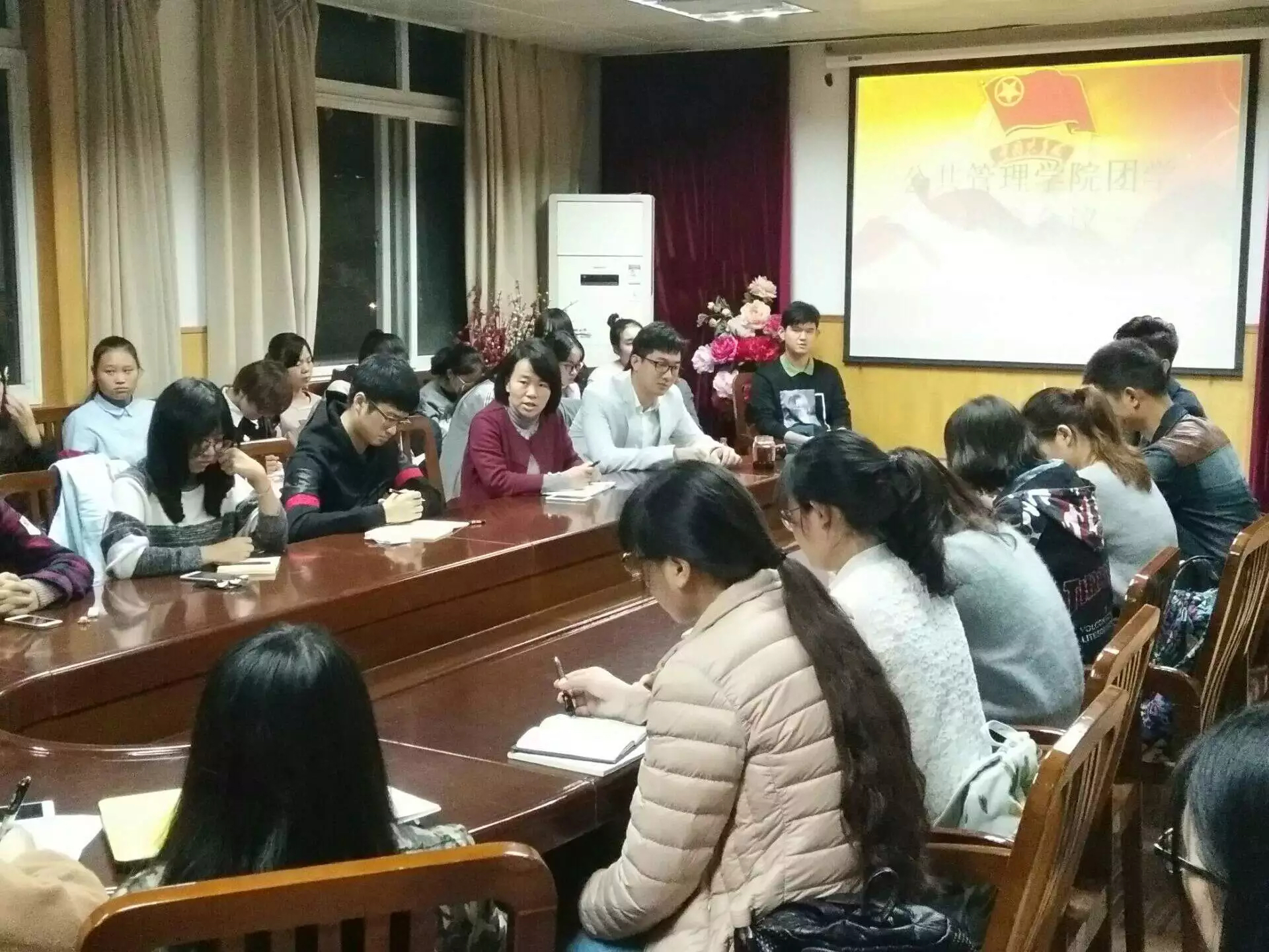 公共管理学院党委副书记曾艳发表讲话