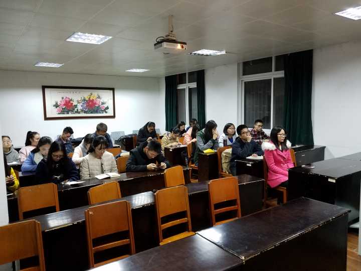 公共管理学院团委各成员认真开会