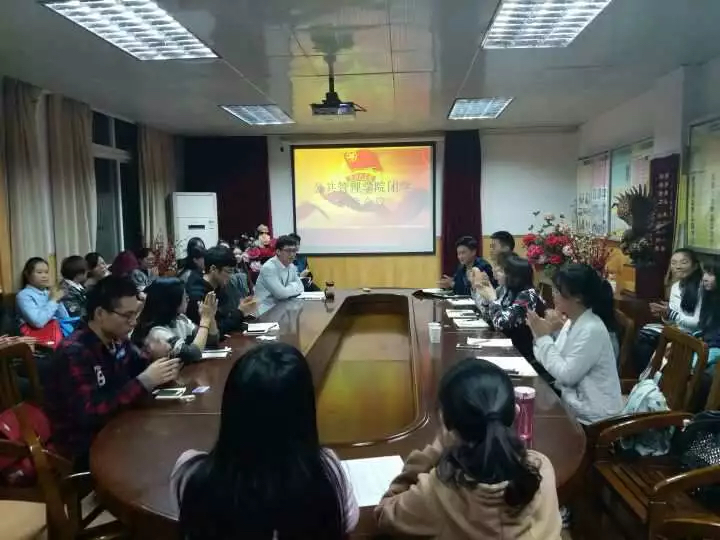 公共管理学院团委书记佐一男对团学工作进行点评