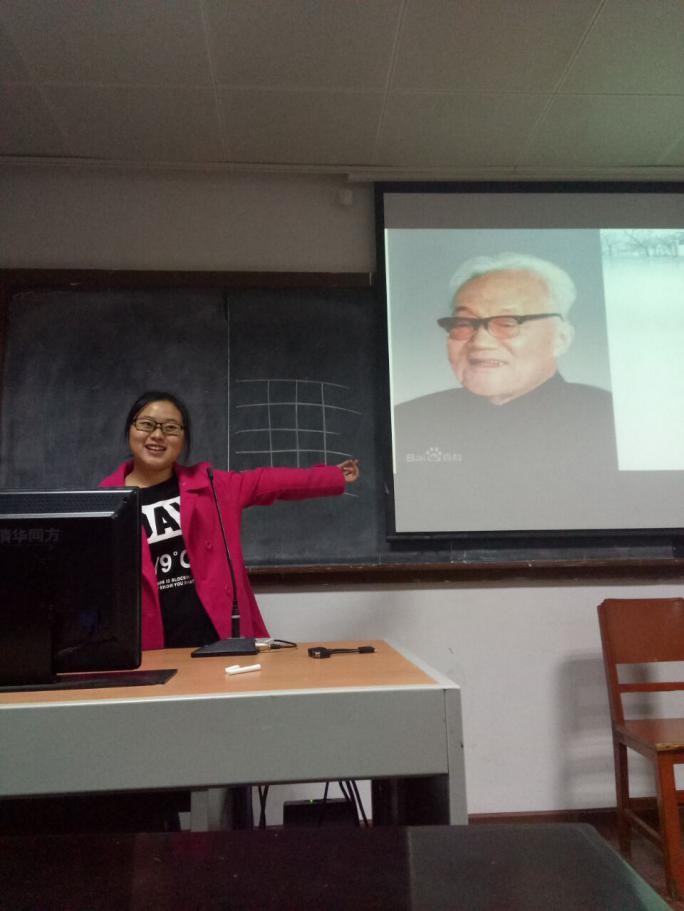 杨婷婷同学与其他同学交流书籍内容