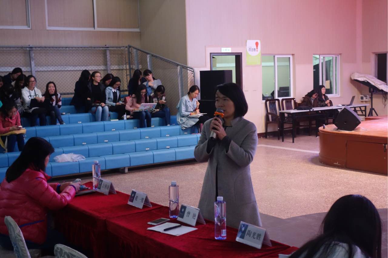 公共管理学院党委副书记曾艳发表讲话