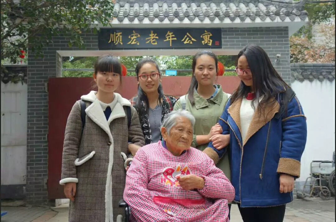 志愿者和老人聊天