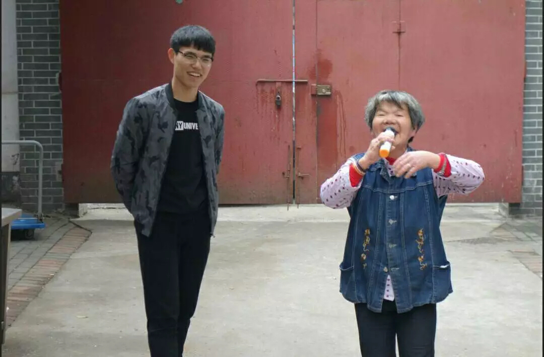 护工参与到娱乐活动中