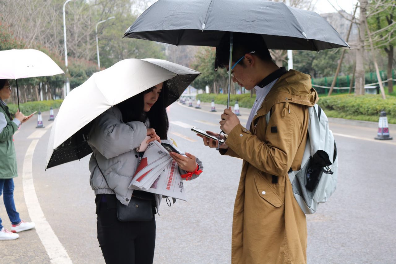 在武汉大学卖报纸