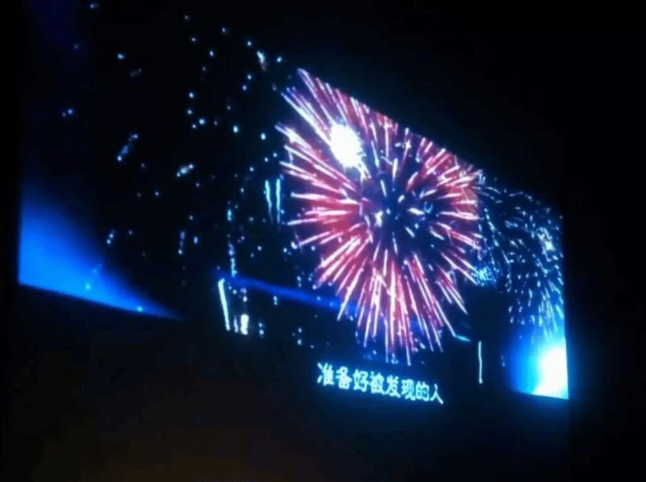 学生们一起看电影