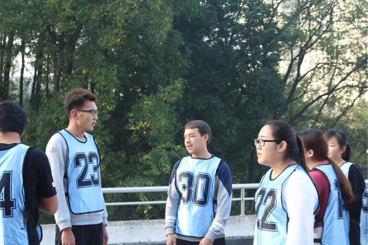 公共管理学院代表队成员在讨论拔河的技巧