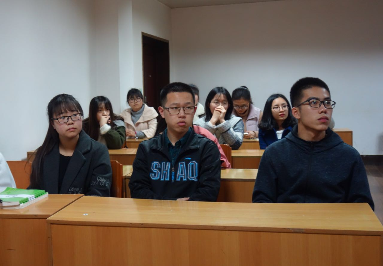 各位团支书认真开会