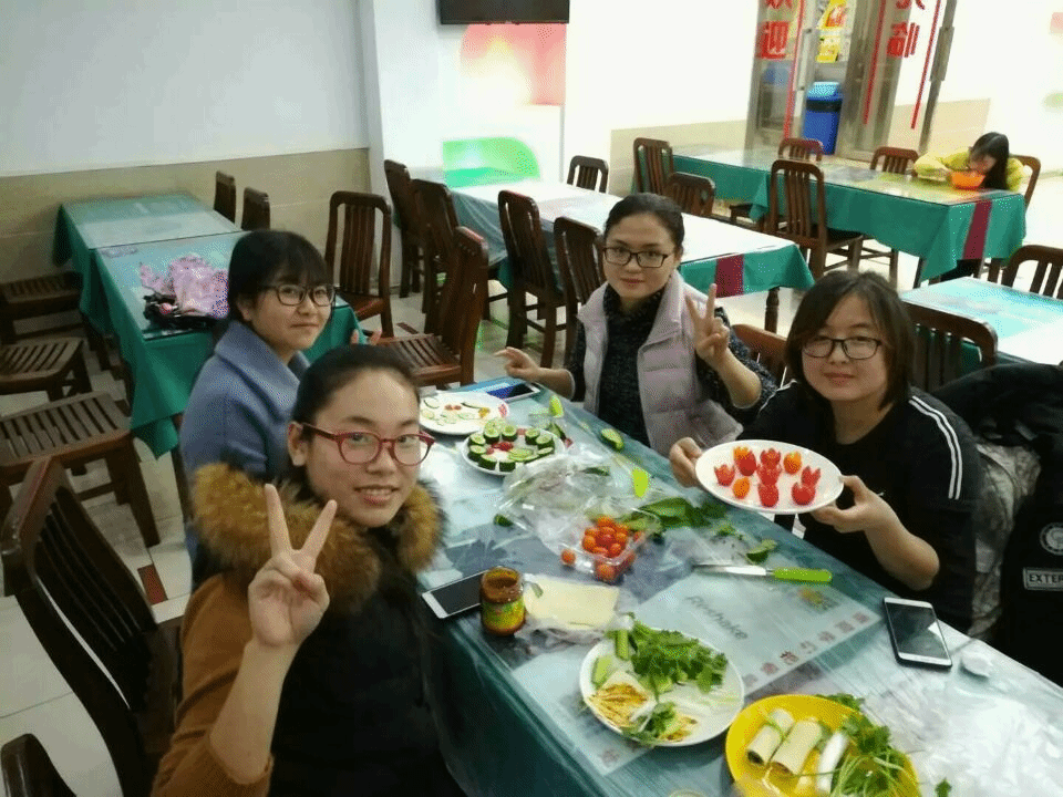 同学们制作美食中