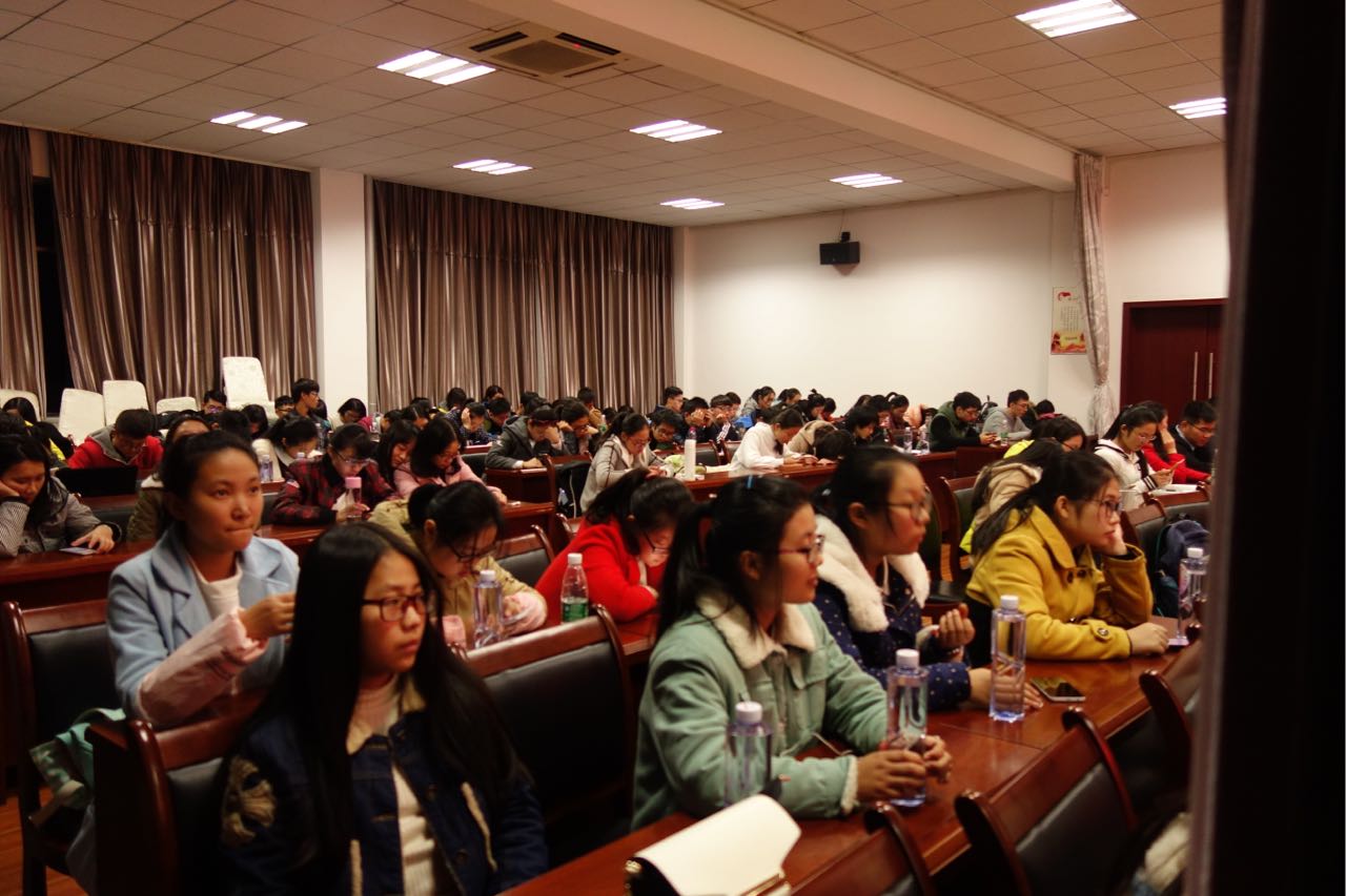 同学们认真参与活动