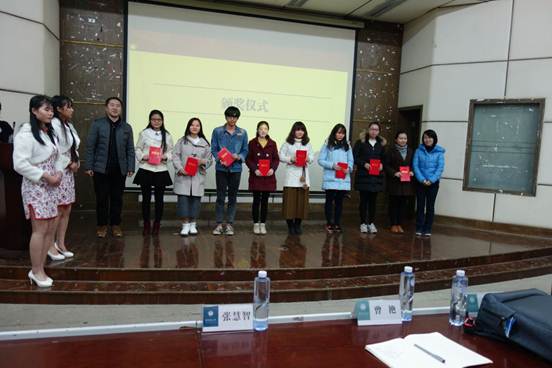 戴胜利老师和曾艳老师为获奖同学颁奖