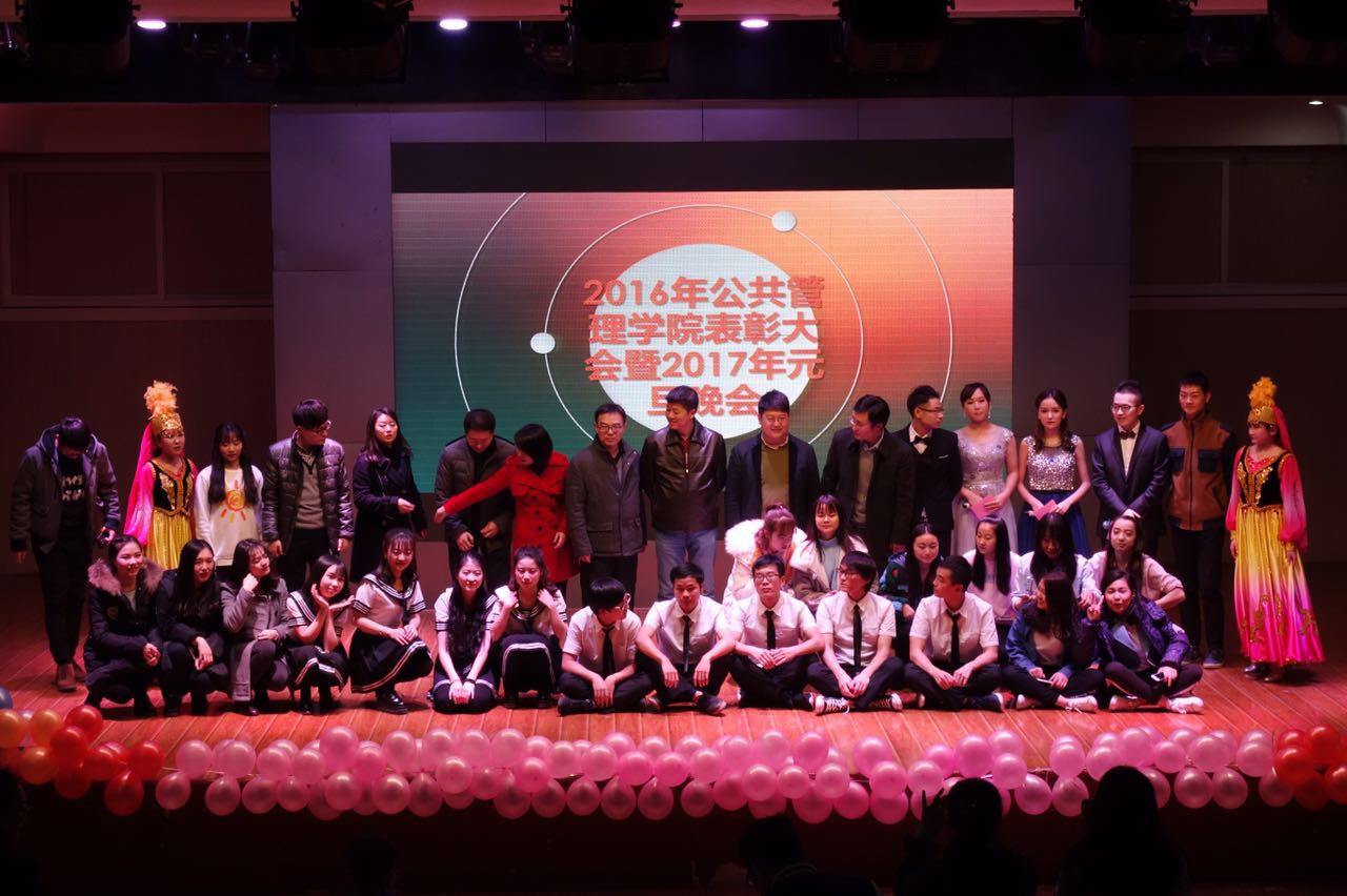 学生和老师合影留念